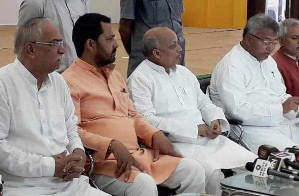 सिंबल फ्रीज किये जाने से बेचैन जेडीयू का एलान, नीतीश के चेहरे से देंगे जेएमएम को मात