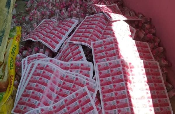 नकली गुलाब जल फैक्ट्री का खुलासा, भारी मात्रा में नकली रैपर बरामद