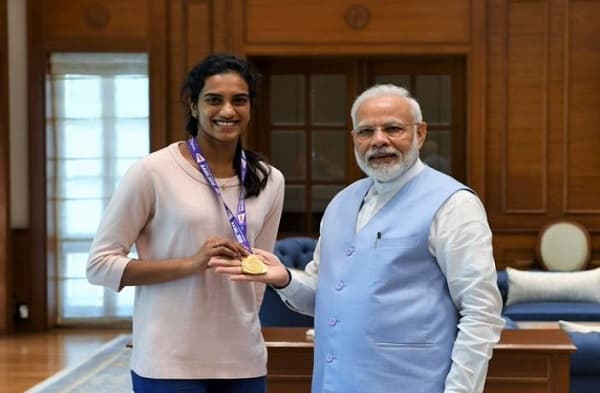वर्ल्ड चैंपियन पी वी सिंधु ने पीएम मोदी से की मुलाकात, PM ने मेडल पहनाकर दी शुभकामनाएं