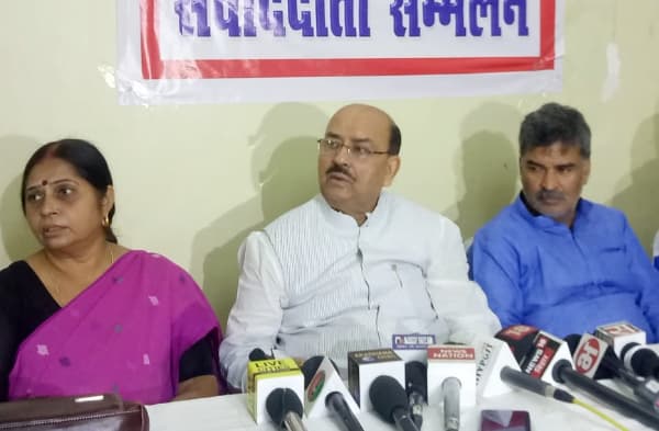 जेडीयू में रहकर नीतीश के लिए खाई खोदेंगे नरेंद्र सिंह, अरुण कुमार और रेणु कुशवाहा के साथ मिलकर मोर्चे का किया एलान