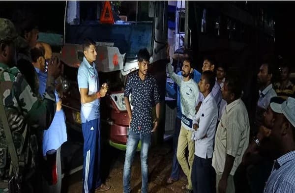 बिहार से कोलकाता जा रही बस में झारखंड में हथियार के बल पर लूटपाट
