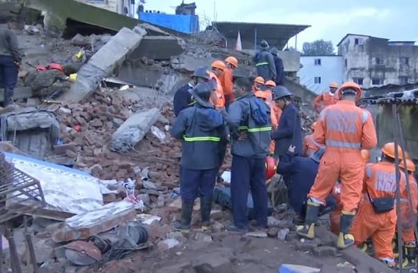 महाराष्ट्र के भिवंडी में चार मंजिला इमारत गिरी, दो लोगों की मौत, मलबे में दबे कई लोग