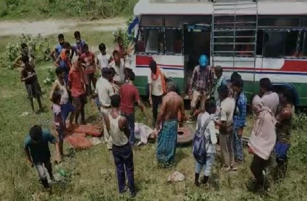 बेगूसराय में मिनी बस गड्ढे में पलटी, हादसे में एक व्यक्ति की मौत, 6 से ज्यादा लोग घायल