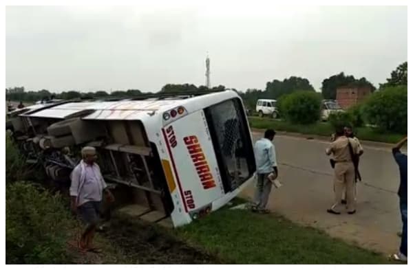 रोहतास में सवारियों से भरी  बस पलटी, 8 यात्री घायल