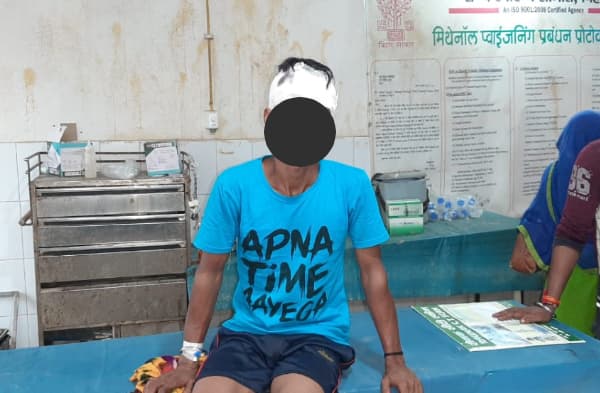 लड़की छेड़ना मनचले को पड़ गया भारी, लोगों ने जमकर की पिटाई, दोस्त हुए फरार