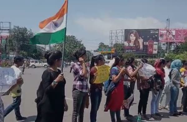 पटना में महिला दारोगा अभ्यर्थियों का हंगामा, बहाली की नियमों को बदलने पर अड़ीं