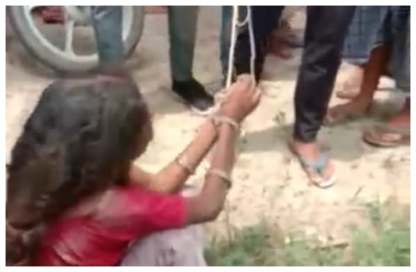 सीवान: बच्चा चोरी के आरोप में बुजुर्ग महिला की पिटाई, लोगों ने हाथ बांधकर सड़क पर घसीटा