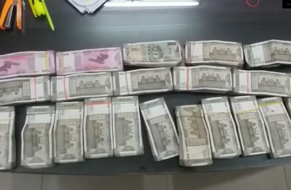 पटना में गाड़ी चेकिंग के दौरान 14 लाख रुपये बरामद, पुलिस हिरासत में संदिग्ध व्यक्ति