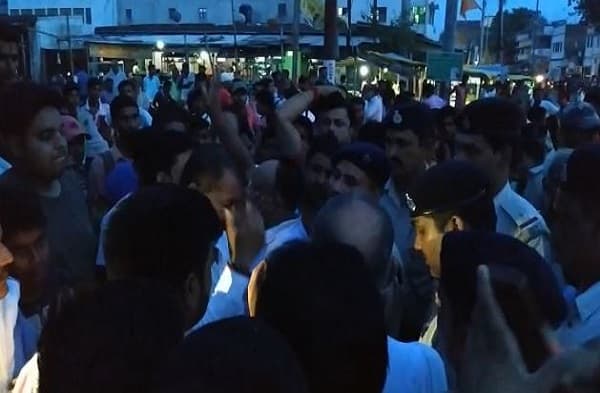 गोपालगंज : ठेकेदार हत्याकांड मामले की FSL जांच, आरोपी इंजीनियर फरार, एसपी भी पहुंचे मौके पर