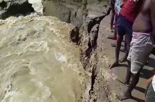 भागलपुर में बढ़ा गंगा का जलस्तर, दियारा को भागलपुर से जोड़ने वाली सड़क ध्वस्त