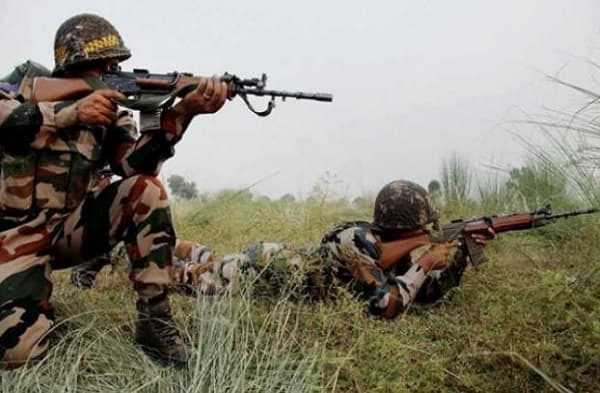 पाकिस्तानी BAT कमांडो और आतंकियों के घुसपैठ की कोशिश नाकाम, सेना ने ग्रेनेड से मार गिराया
