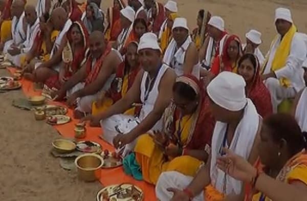 मोक्षनगरी ने 45 साल बाद बिछड़े परिवार को मिलाया, एक ही फैमिली के 80 लोगों ने एक साथ किया पिंडदान