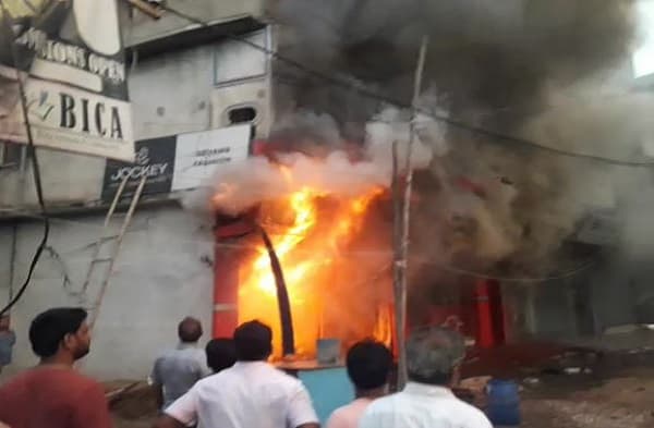 रोहतास: धू धू कर जली कपड़े की दुकान, शॉर्ट सर्किट के चलते लगी आग, लाखों के नुकसान की आशंका