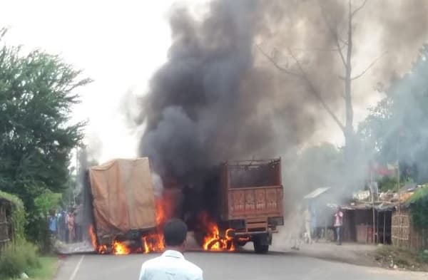 भागलपुर में बच्चे की मौत पर बवाल, गुस्साए लोगों ने दो ट्रक, एक बाइक फूंकी