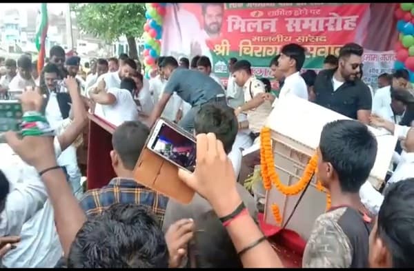 समर्थकों के भार से टूटा मंच, बाल बाल बचे जमुई सांसद चिराग पासवान
