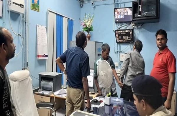 CSP संचालक से 4.5 लाख रुपए की लूट, अपराधियों ने की कई राउंड फायरिंग