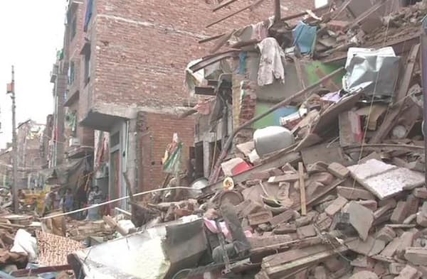 दिल्ली में चार मंजिला इमारत गिरी, मलबे में दबने से दो लोगों की मौत