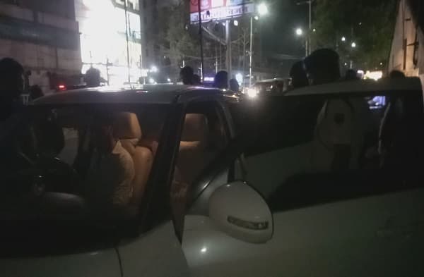 नो एंट्री में जा रही कार को जब पुलिवालों ने रोका, तो कार सवार ने पुलिसवालों को ही दे डाली वर्दी उतरवाने की धमकी
