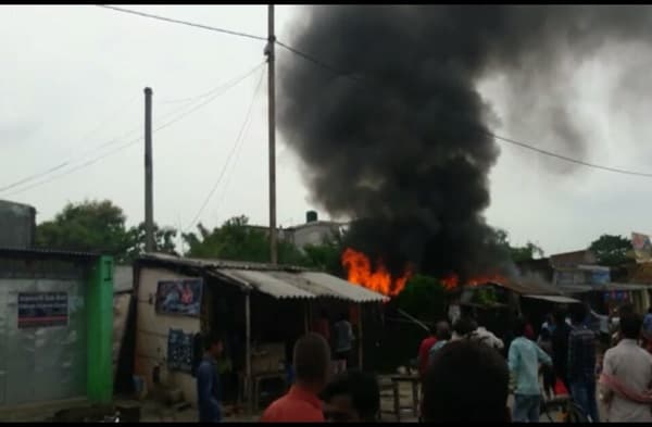 बगहा: डीजल और पेट्रोल की दुकान में लगी भीषण आग, मौके पर पहुंची दमकल की गाड़ियां