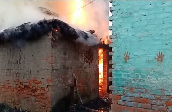 बेतिया: गैस रिसाव के चलते लगी आग, आधा दर्जन लोग जख्मी, लाखों की संपत्ति जलकर राख