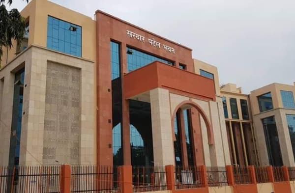 पटना : पुलिस मुख्यालय में बड़ी घटना, पटेल भवन की तीसरी मंजिल का गिरा फॉल्स सीलिंग