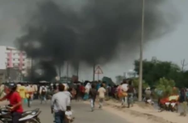 पूर्व वार्ड पार्षद की हत्या के बाद बवाल, सड़क पर आगजनी कर प्रदर्शन कर रहे लोग