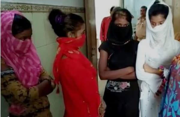 समस्तीपुर में पुलिस ने अश्लील डांस कराने वाले गिरोह का किया भंडाफोड़, लड़कियों को डरा-धमका कर करवाता है धंधा, 4 लड़की समेत 8 गिरफ्तार