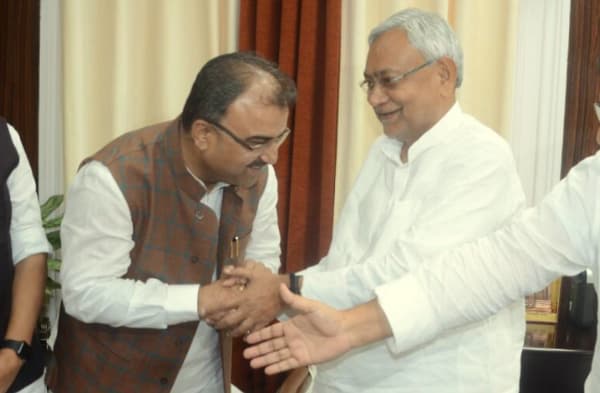 मंगल पांडेय के विभाग के कामकाज से सीएम संतुष्ट नहीं, डॉक्टरों पर सख्त निगरानी होगी, सभी सरकारी अस्पतालों में लगेंगे लैंडलाइन फोन