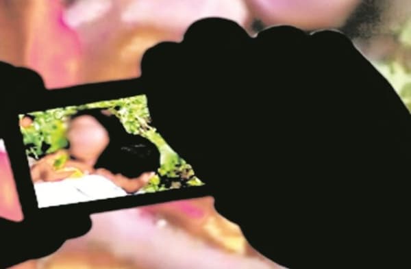 फौजी की पत्नी का अश्लील वीडियो बनाकर मनचलों ने किया ब्लैकमेल, वायरल करने की धमकी देकर मांगा 1 लाख