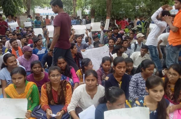 बिहार टेक्निकल सर्विस कमीशन के ऑफिस में अभ्यर्थियों का हंगामा, दोहरी नीति का लगा रहे आरोप