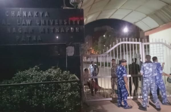 राजधानी में देर रात हुआ बवाल, निफ्ट और चाणक्य नेशनल लॉ यूनिवर्सिटी के छात्र आपस में भिड़े