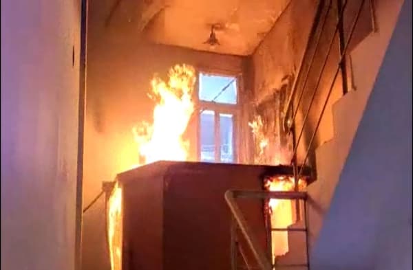 मोतिहारी : बीजेपी MLC के होटल में लगी भीषण आग, देर से पहुंची फायर ब्रिगेड की गाड़ी, लोगों में आक्रोश