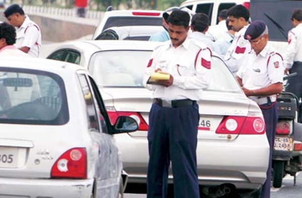 गाड़ी चलाते वक्त अपने पास रखें ये चार डॉक्यूमेंट, नहीं कटेगा चालान