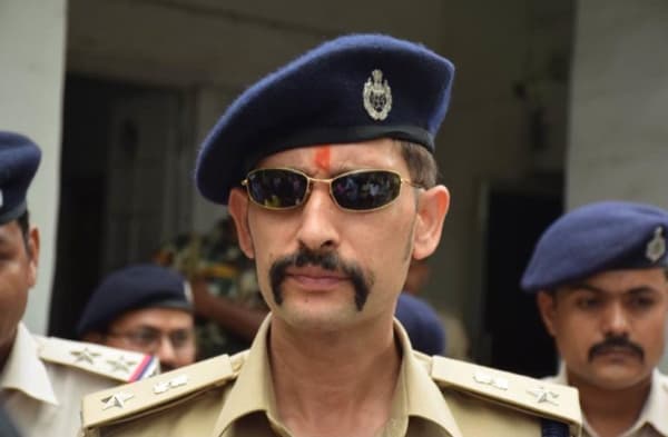 DIG मनु महाराज की बड़ी कार्रवाई, काम में लापरवाही बरतने वाले 5 दारोगा को किया सस्पेंड