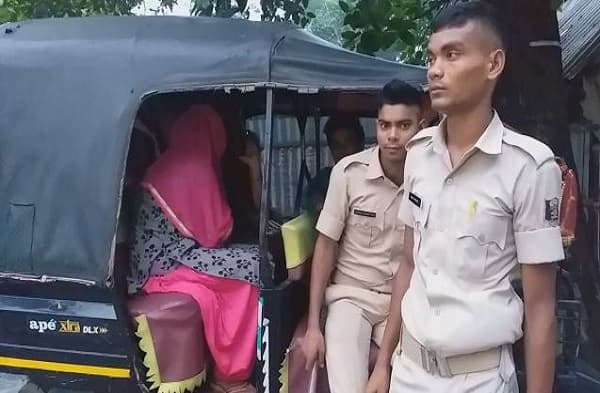 रेड लाइट एरिया में पुलिस का छापा, दर्जनों की तादाद में महिलाएं और ग्राहक गिरफ्तार