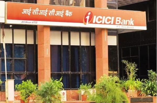 ICICI में बैंक अकाउंट है तो हो जाएं अलर्ट, नकद जमा या निकासी पर देना होगा चार्ज