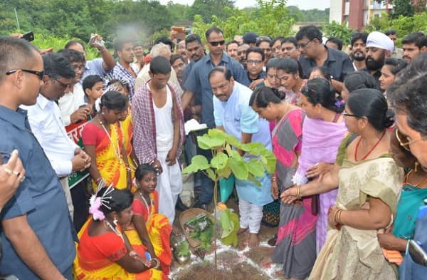 करम पूजा के मौके पर मुख्यमंत्री रघुवर दास ने राज्यवासियों को ट्वीट कर दी शुभकामनाएं