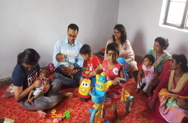 अनाथ बच्चों का दर्द जानने अचानक बच्चों के बीच पहुंचे मुंगेर डीएम, चॉकलेट, खिलौने और उपहारों से मोहा बच्चों का मन