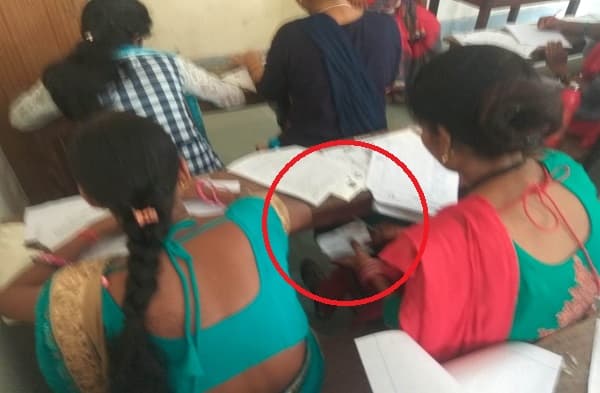 मुंगेर में डीएलएड की परीक्षा में खुलेआम चल रही चीटिंग, सवाल पूछने पर DEO ने मीडिया एंट्री बैन की