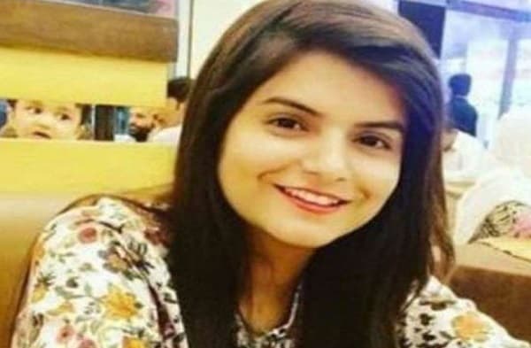 पाकिस्तान में हिंदू लड़की की हत्या के विरोध में प्रोटेस्ट, पोस्टर-बैनर लेकर सड़क पर उतरे लोग