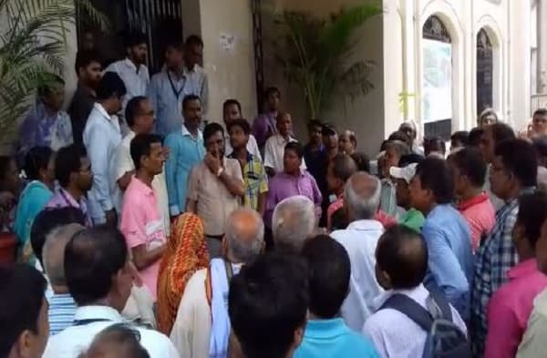 पटना यूनिवर्सिटी ऑफिस के बाहर हंगामा, अपनी मांगों को लेकर शिक्षक और कर्मचारियों ने किया प्रदर्शन