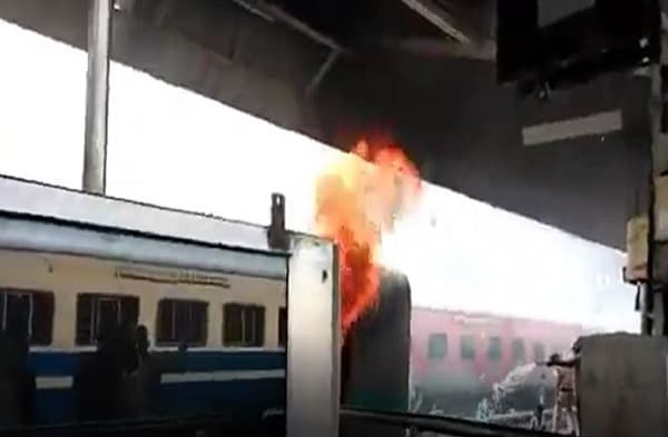 नई दिल्ली रेलवे स्टेशन पर चंडीगढ़-कोचुवली ट्रेन में लगी आग, धू-धूकर जली दो बोगियां