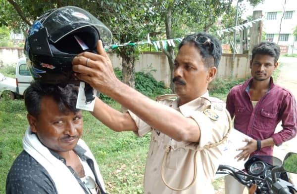 मुंगेर पुलिस की अनोखी पहल, बाइक चलाने वालों को हेलमेट गिफ्ट कर रहे थानध्यक्ष