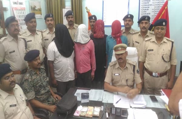 बगहा: पुलिस ने कैश कांड का किया खुलासा, हथियारों के साथ चार अपराधियों को धर दबोचा