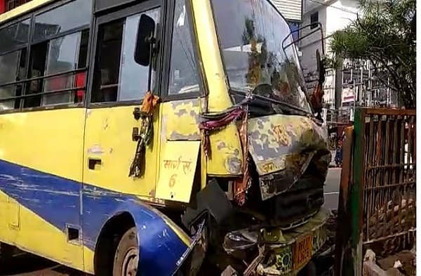 पटना: तेज रफ्तार का कहर, डिवाइडर से टकराई सिटी बस, एक की मौत, कई घायल