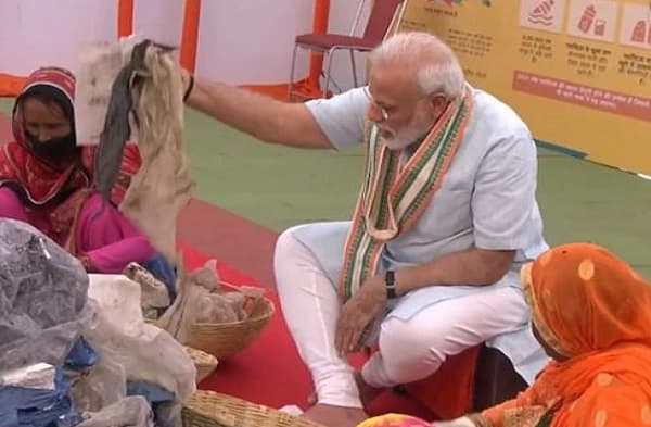 इसरो में मौजूद रहे प्रधानमंत्री ने वैज्ञानिकों से कहा-देश को आप पर गर्व है, ये यात्रा जारी रहेगी