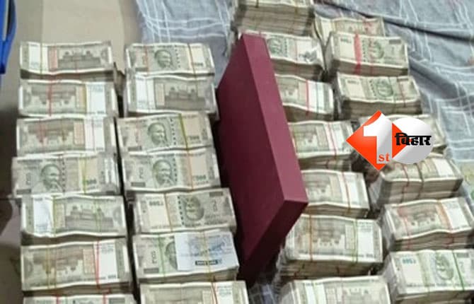Vigilance Bureau Raid : असिस्टेंट डायरेक्टर परमजय सिंह के घर से 15 लाख कैश बरामद, जांच में खुल सकते हैं बड़े राज; नियोजन भवन की पार्किंग में रिश्वत लेते हुए हैं अरेस्ट
