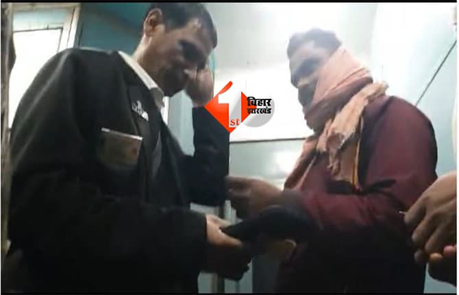 vaishali express: 200-300 रुपए में सीट बेचते पकड़े गए TTE साहब, वीडियो वायरल; रेलवे ने की कार्रवाई की तैयारी