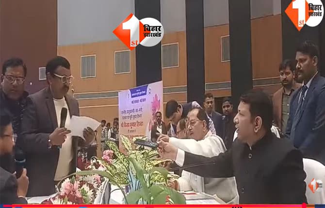 BIHAR BHUMI : सर...CO 25 हजार रू घूस लिया है..बॉडीगार्ड के माध्यम से, भड़के विजय सिन्हा ने SP से कहा- खोज कर लाइए और ऑपरेशन करिए, सीओ का पावर सीज होगा....