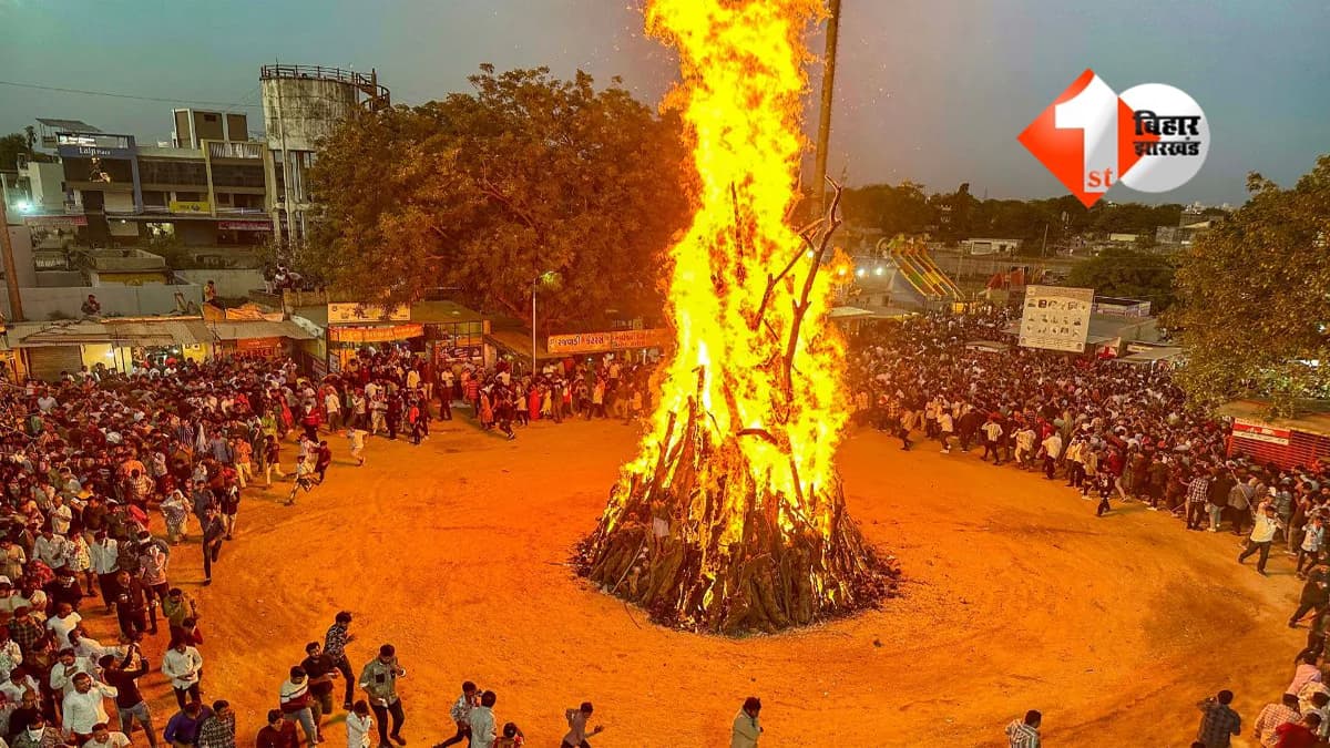Holika Dahan 2026: होलिका दहन की राख लाने का सही समय और तरीका, जानें तिलक व उपाय
